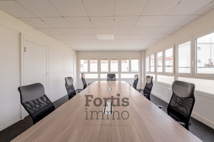 Bureaux rénovés 2024 – 547m² 16 parkings – À 5 min de Paris