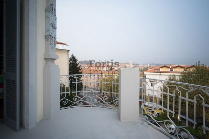 ITALIE — IVREE – VILLA DE CARACTERE AVEC JARDIN