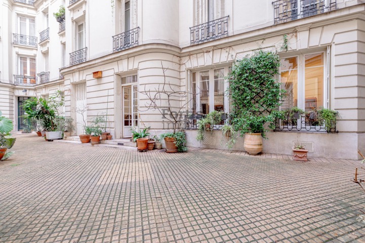 PARIS 9 – LOCAUX DE BUREAUX DE PRESTIGE SOUS VERRIERE