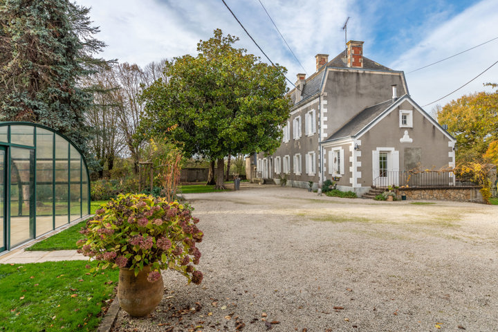 Maison de caractère 280 m² – Piscine couverte – 30 min Niort
