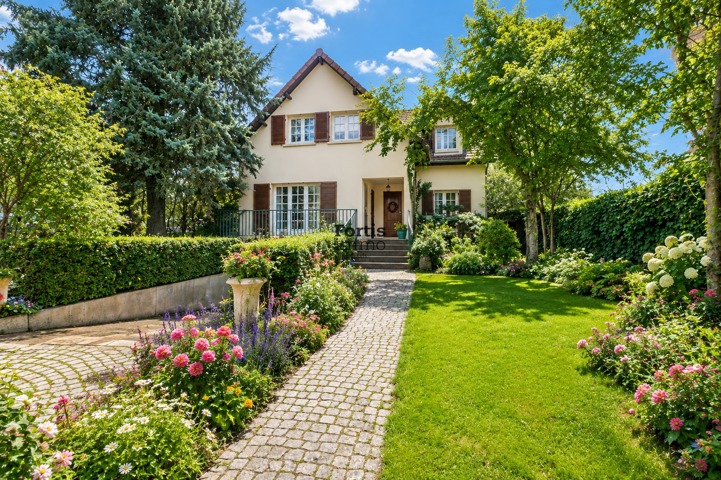 LE BOURGET• Maison familiale 150 m² avec un terrain de 750m² • 4 chambres •