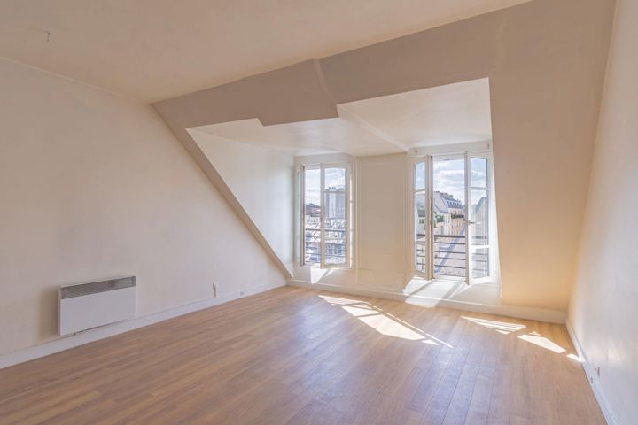 PARIS 3 – HAUT MARAIS –  STUDIO CLAIR ET CALME VUE DEGAGEE