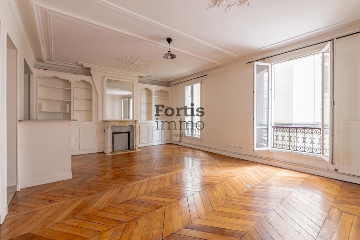 PARIS 8 – EUROPE – BEL APPARTEMENT HAUSSMANNIEN DE 62 M²