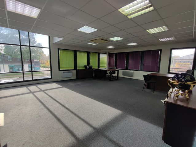 SERRIS – 77 – MURS – BUREAUX 85 M²
