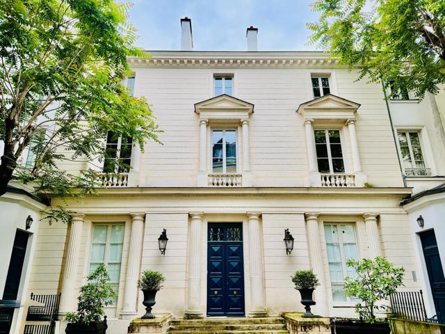 PARIS 9 – 5 PIECES, DERNIER ETAGE, VUE SUR JARDIN