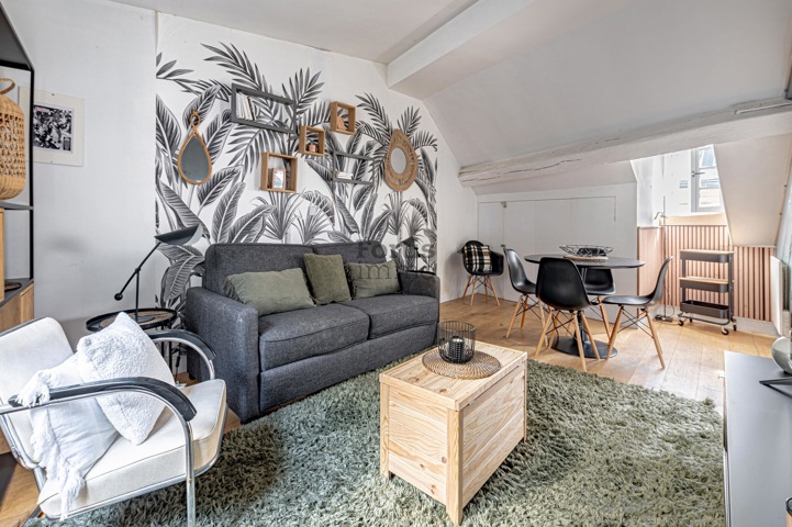 PARIS 1 – LOUVRE / PALAIS ROYAL – STUDIO EN DERNIER ETAGE