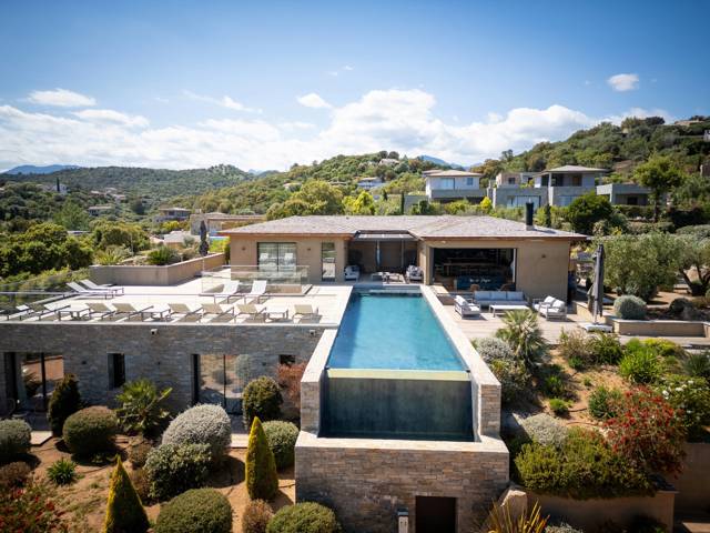 SAINTE LUCIE DE PORTO VECCHIO – PINARELLU –VILLA BORD DE MER