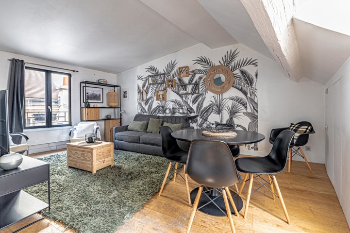 PARIS 1 – LOUVRE / PALAIS ROYAL – STUDIO EN DERNIER ETAGE