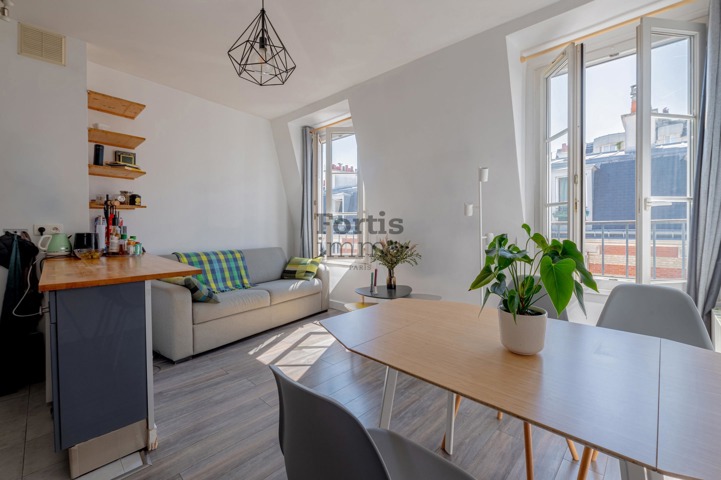 PARIS 18 – ANVERS – 2 PIECES LUMINEUX EN DERNIER ETAGE