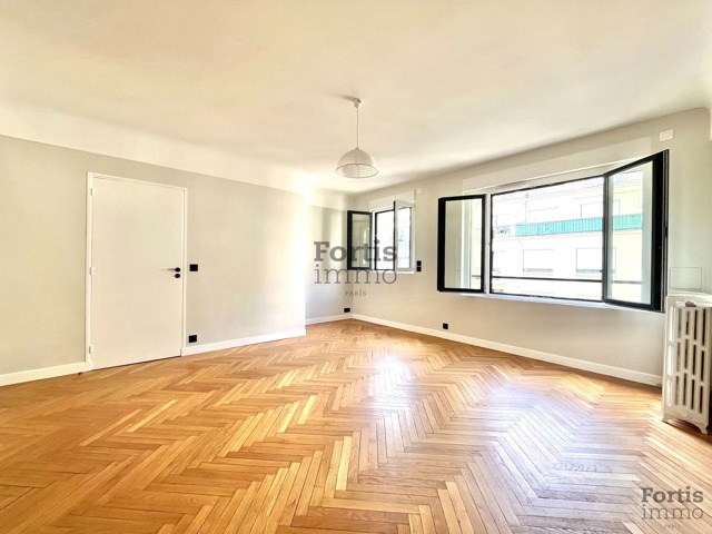 PARIS 7 – 3 PIECES AU DERNIER ETAGE SUR COUR AVEC ASCENSEUR