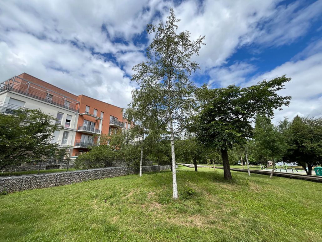 CRÉTEIL – Avenue du Nouveau Monde – Appartement familial de 5 pièces avec vue lac