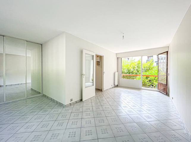 PARIS 18 – STUDIO TRANSFORMABLE EN 2 PIECES – BALCON