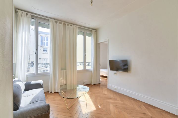 PARIS 10 – RUE DES PETITS HOTELS – 2 PIECES -LUMINEUX -CALME