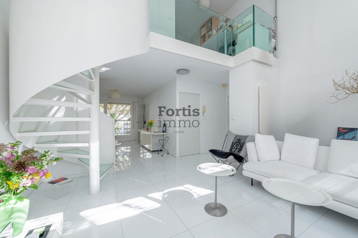 PARIS 20 – CHARMANT DUPLEX AVEC LOGGIA ET AUX BEAUX VOLUMES