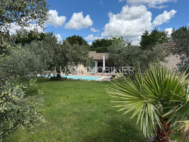NOVES – VILLA D&rsquo;ARCHITECTE, PISCINE POOL-HOUSE, CENTRE CALME