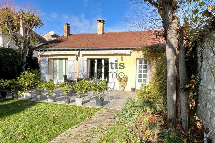 SAINTRY-SUR-SEINE-MAISON-PLAIN PIED-5 PIÈCES-JARDIN-PISCINE